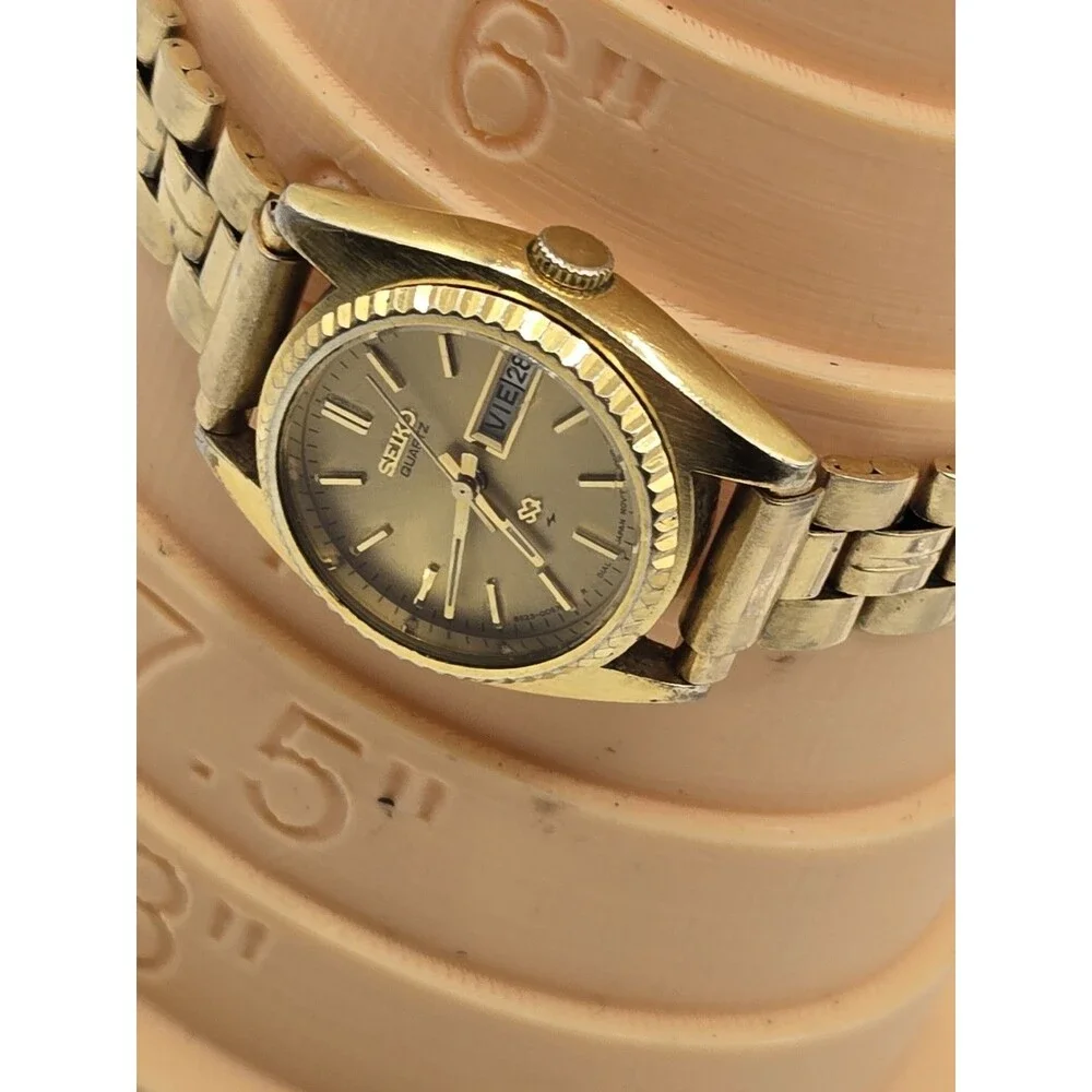 Seiko SQ Women 8523-0058 Day Date Fluted Two Tone Quartz 23mm Watch 6.5